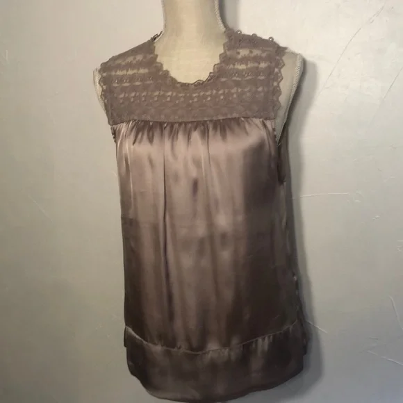 Francesca’s Color pink size Large 3 Buttons on shoulder and Lace on top - Picture 1 of 9